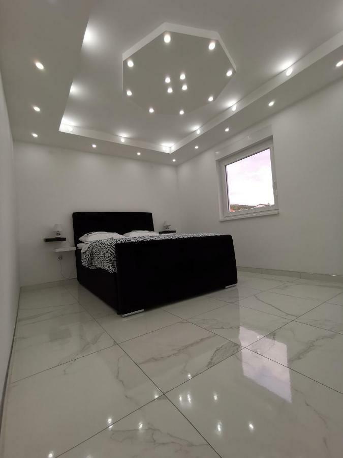 Blazevic, Heated Pool&jacuzzi Appartement